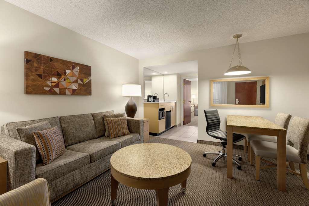 Hotel Embassy By Hilton International Airport 4*